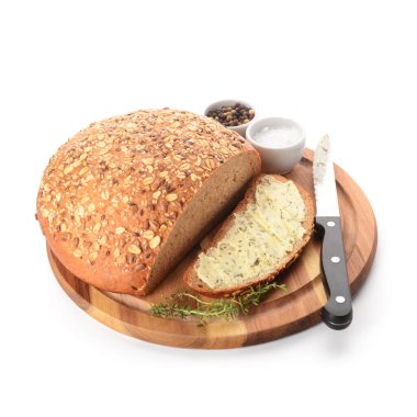 Tahta tahta ekmek dilimi, taze tereyağı, biber ve beyaz arka planda tuz.