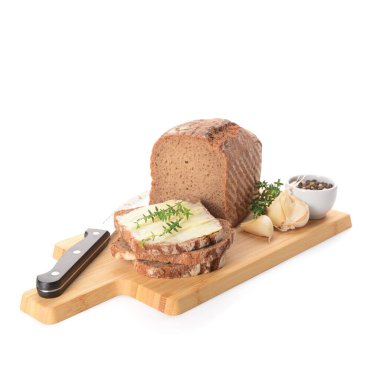 Tahta tahta ekmek dilimleri, taze tereyağı, sarımsak ve biberli beyaz arka plan.