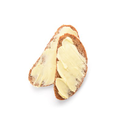 Beyaz arka planda taze tereyağlı ekmek dilimleri