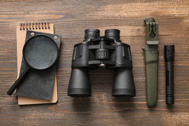 Tahta zemin üzerinde seyahat ögeleri ve defterleri kümesi