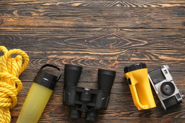 Tahta arka planda seyahat öğeleri ve fotoğraf makinesi seti