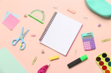 Bej arka planda çeşitli kırtasiyeler. Üst görünüm