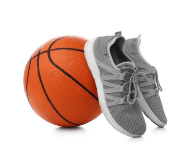 Basketbol oynamak için top ve beyaz arka planda gri spor ayakkabılar