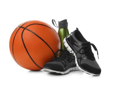 Basketbol, spor ayakkabıları ve beyaz arka planda spor şişesi