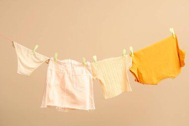 İpe asılmış farklı giysiler