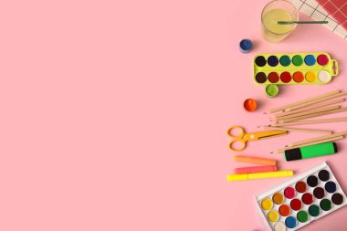 Renkli kalemlerle suluboya resimler, makas ve pembe arka planda işaretler