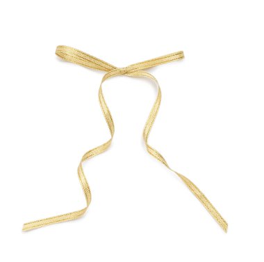 Beyaz arka planda izole edilmiş güzel altın kurdeleden yapılmış fiyonk.