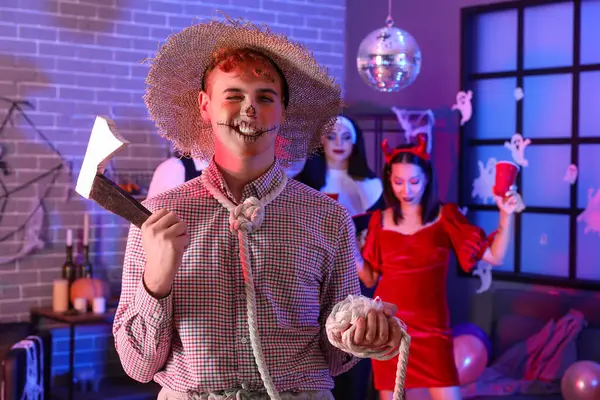 Cadılar Bayramı partisinde kostümlü genç adam