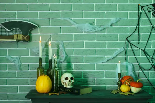 Balkabağıyla mum yakmak ve karanlık odada masanın üstünde Cadılar Bayramı dekoru