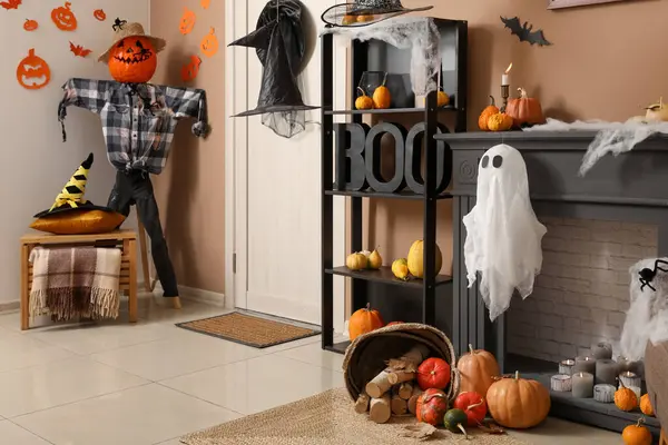 Cadılar Bayramı için kapı ve şömine raflarıyla dekore edilmiş oturma odasının içi.