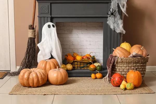 Cadılar Bayramı için balkabakları ve şömine raflarıyla dekore edilmiş oturma odasının içi.