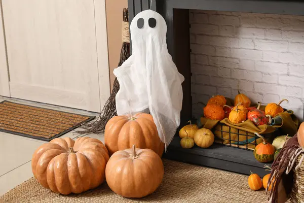 Cadılar Bayramı için balkabakları ve şömine raflarıyla dekore edilmiş oturma odasının içi.