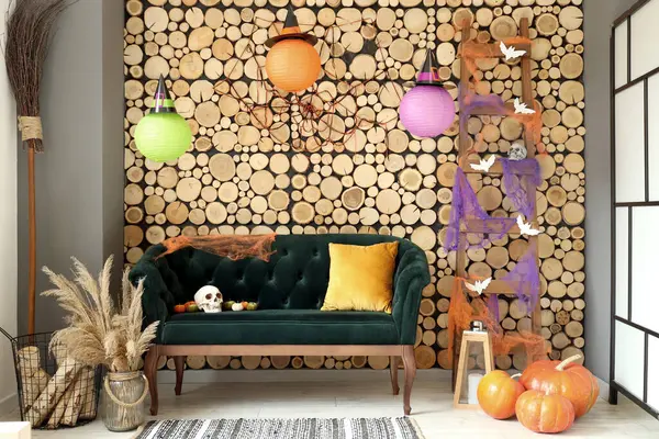 Cadılar Bayramı için yeşil kanepe ve merdivenle dekore edilmiş oturma odasının içi.