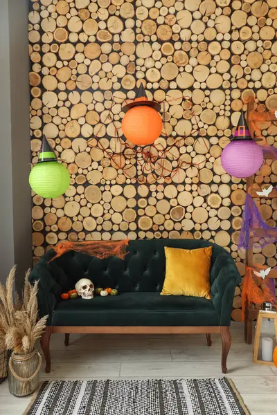 Cadılar Bayramı için yeşil kanepe ve merdivenle dekore edilmiş oturma odasının içi.