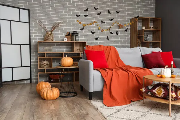 Cadılar Bayramı için kanepe ve balkabaklarıyla dekore edilmiş oturma odasının içi.