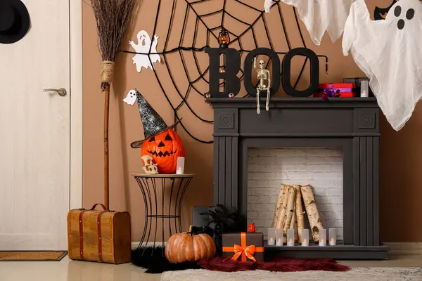 Şömineli, Cadılar Bayramı balkabaklı ve hayaletli festival salonu.