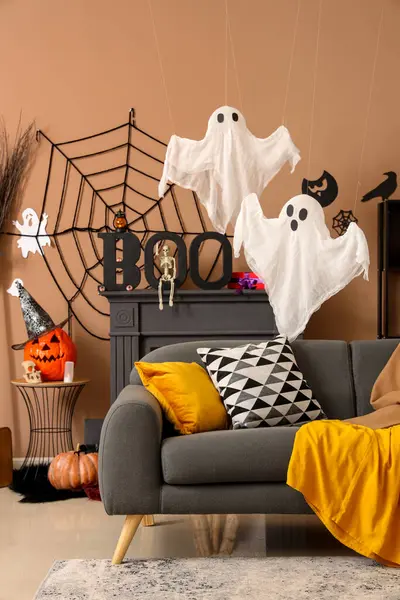 Gri kanepeli, hayaletli ve cadılar bayramı dekorasyonlu festival salonu.