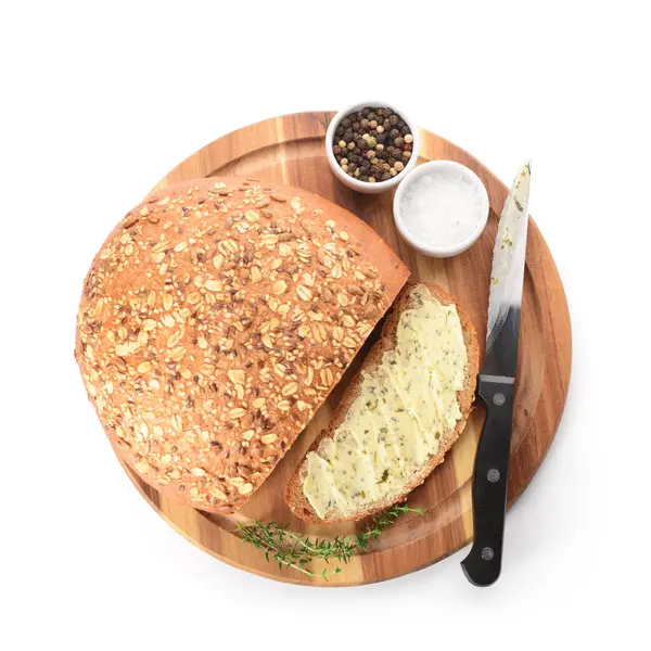 Tahta tahta ekmek dilimi, taze tereyağı, biber ve beyaz arka planda tuz.