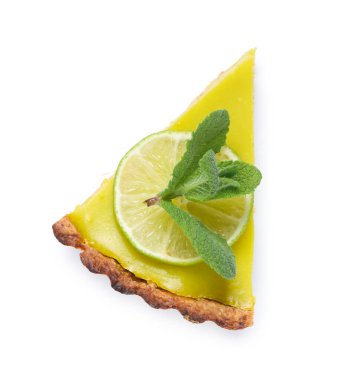Beyaz arka planda nane aromalı lezzetli limonlu tart.