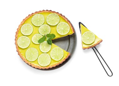 Beyaz arka planda lezzetli limonlu turta ve spatula.