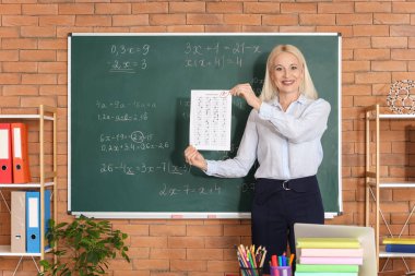 Sınav sonuçlarına sahip bayan matematik öğretmeni.