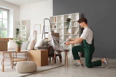 Odada streç film olan erkek işçi koltuğu.