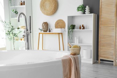 Evin banyosunda sabun köpüğü olan şık bir küvet.