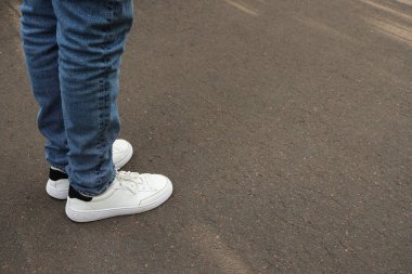 Asfalt yolda duran adam. Yeni başlangıç kavramı