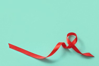 Turkuaz arka planda kırmızı kurdele. Kan Kanseri Farkındalığı Ayı
