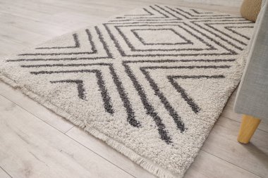 Oturma odasında yerde şık bir halı, yakın plan.