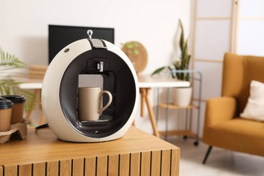 Ofiste fincanı açık kahve makinesi, yakın plan.