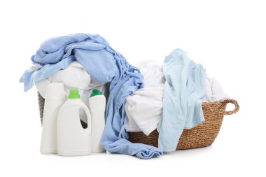 Kirli elbiseli çamaşır sepetleri ve beyaz arka planda deterjanlar.