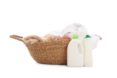 Kirli çamaşırlı çamaşır sepeti ve beyaz arka planda deterjan.