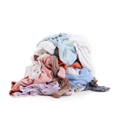 Beyaz arka planda bir yığın kirli giysi