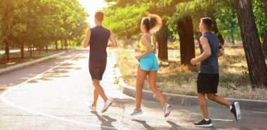 Açık havada koşan sportif gençler grubu