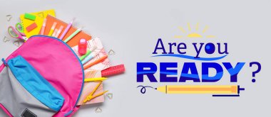 Sırt çantası, kırtasiye ve metin içeren pankart Gri arkaplanda hazır