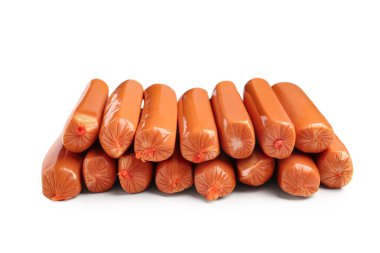 Beyaz arka planda izole edilmiş lezzetli sosisler.