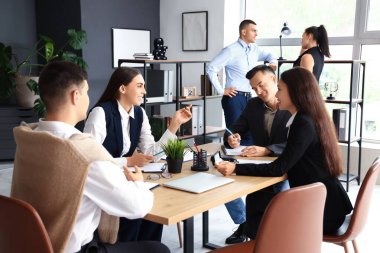 Konferans salonundaki masada pazarlık yapan iş adamları