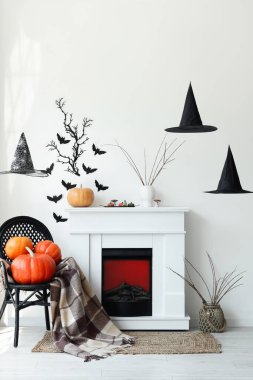 Cadılar Bayramı için şömine ve kağıt sopalarla dekore edilmiş oturma odasının içi.