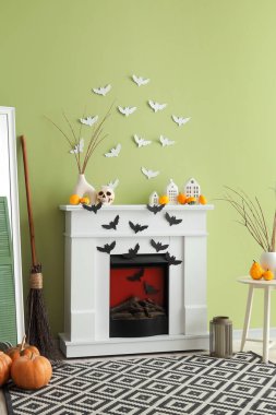 Cadılar Bayramı için şömine ve kağıt sopalarla dekore edilmiş oturma odasının içi.