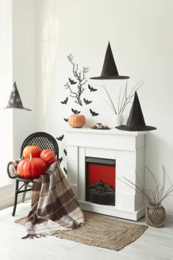 Cadılar Bayramı için şömine ve kağıt sopalarla dekore edilmiş oturma odasının içi.