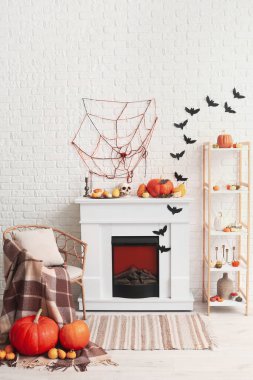 Cadılar Bayramı için şömine ve kağıt sopalarla dekore edilmiş oturma odasının içi.