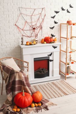 Cadılar Bayramı için şömine ve kağıt sopalarla dekore edilmiş oturma odasının içi.