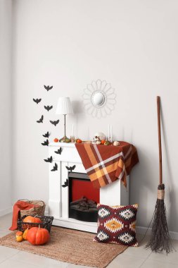 Cadılar Bayramı için şömine ve kağıt sopalarla dekore edilmiş oturma odasının içi.