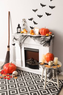 Cadılar Bayramı için şömine ve kağıt sopalarla dekore edilmiş oturma odasının içi.