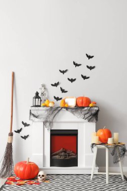 Cadılar Bayramı için şömine ve kağıt sopalarla dekore edilmiş oturma odasının içi.