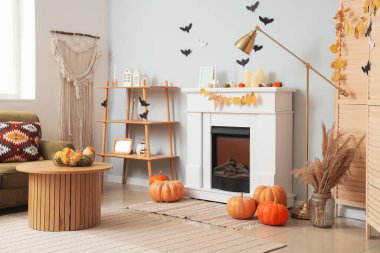 Cadılar Bayramı için şömine ve kağıt sopalarla dekore edilmiş oturma odasının içi.