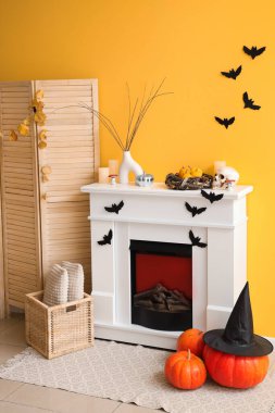 Cadılar Bayramı için şömine ve kağıt sopalarla dekore edilmiş oturma odasının içi.