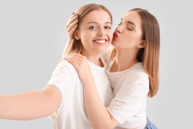 Genç lezbiyen çift arka planda selfie çekiyor, yakın plan.