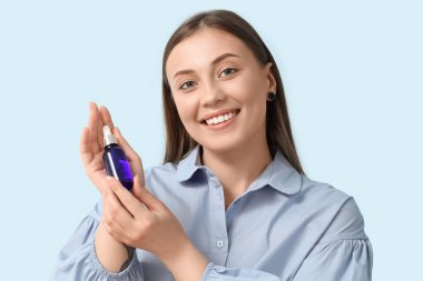 Mavi arka planda serumu olan güzel bir kadın, yakın plan.